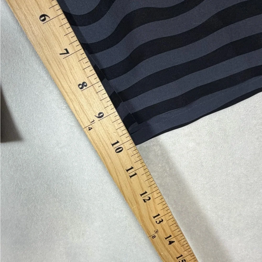 Lululemon Athletica Size Large Black and Gray Wave Pattern Men's Swim Shorts